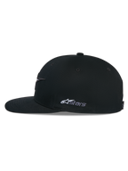 Casquette Snapback Alpinestars Thickness, noire, vue de profil montrant une couronne structurée et une visière plate, logo Astars blanc brodé sur le côté, accessoire décontracté inspiré du sport automobile