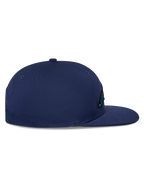 Casquette Snapback Thickness Alpinestars, casquette bleu marine, vue de profil, couronne structurée avec visière plate, tissu en sergé de coton, détail du logo brodé à l'avant, couvre-chef décontracté de sport automobile
