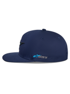 Casquette Snapback Alpinestars Thickness, bleu marine, vue de profil, visière plate avec couronne structurée, logo latéral Astars brodé en bleu clair et gris, style streetwear motorsport décontracté