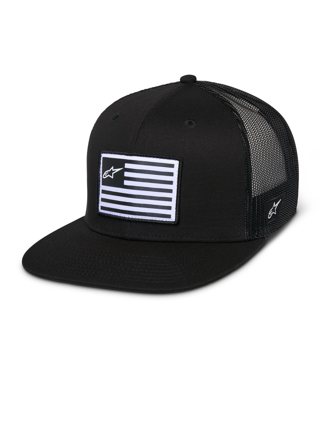 Alpinestars Flag Flat Trucker Hat, noire, visière plate et couronne structurée, arrière en maille filet noire respirante, écusson frontal rectangulaire avec rayures horizontales et logo étoile, broderie latérale, design décontracté inspiré des sports mécaniques
