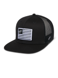 Alpinestars Flag Flat Trucker Hat, noire, visière plate et couronne structurée, arrière en maille filet noire respirante, écusson frontal rectangulaire avec rayures horizontales et logo étoile, broderie latérale, design décontracté inspiré des sports mécaniques