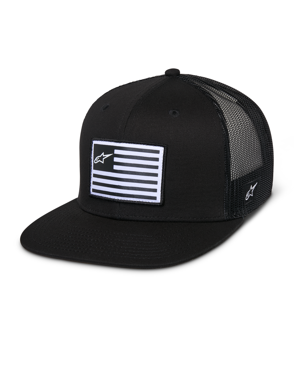 Alpinestars Flag Flat Trucker Hat, noire, visière plate et couronne structurée, arrière en maille filet noire respirante, écusson frontal rectangulaire avec rayures horizontales et logo étoile, broderie latérale, design décontracté inspiré des sports mécaniques