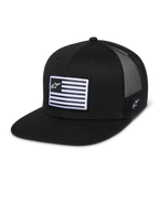 Alpinestars Flag Flat Trucker Hat, noire, visière plate et couronne structurée, arrière en maille filet noire respirante, écusson frontal rectangulaire avec rayures horizontales et logo étoile, broderie latérale, design décontracté inspiré des sports mécaniques