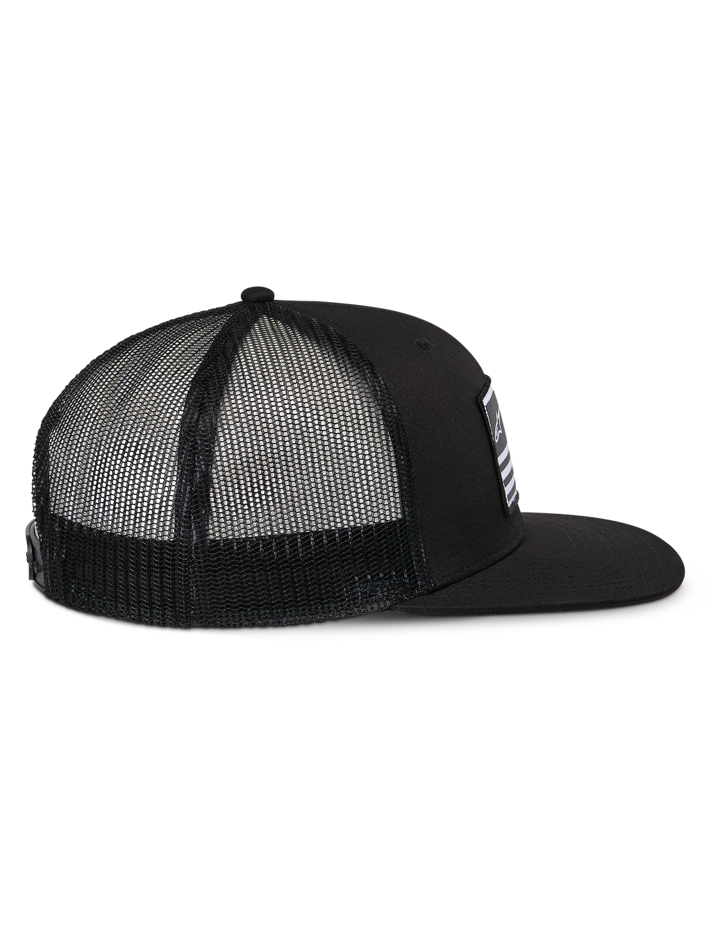 Casquette Trucker Alpinestars Flag Flat, noire, vue de côté présentant une visière plate, une couronne structurée et un arrière en maille polyester noire, couvre-chef décontracté inspiré du sport automobile