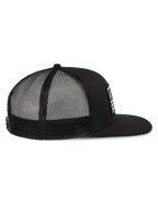 Casquette Trucker Alpinestars Flag Flat, noire, vue de côté présentant une visière plate, une couronne structurée et un arrière en maille polyester noire, couvre-chef décontracté inspiré du sport automobile