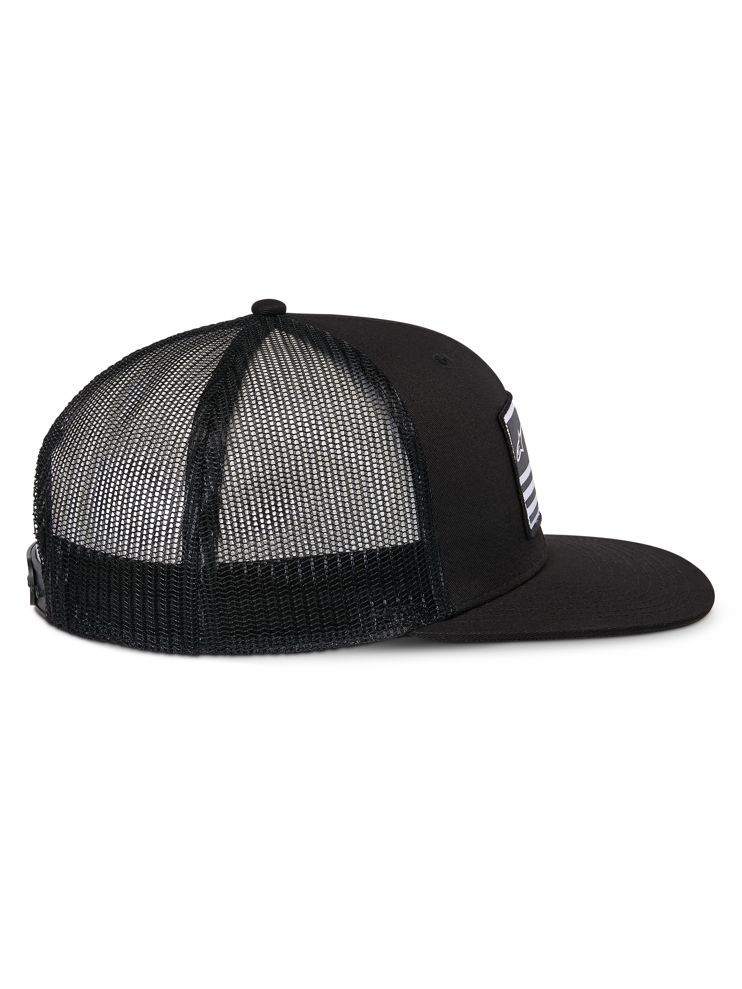 Casquette Trucker Alpinestars Flag Flat, noire, vue de côté présentant une visière plate, une couronne structurée et un arrière en maille polyester noire, couvre-chef décontracté inspiré du sport automobile