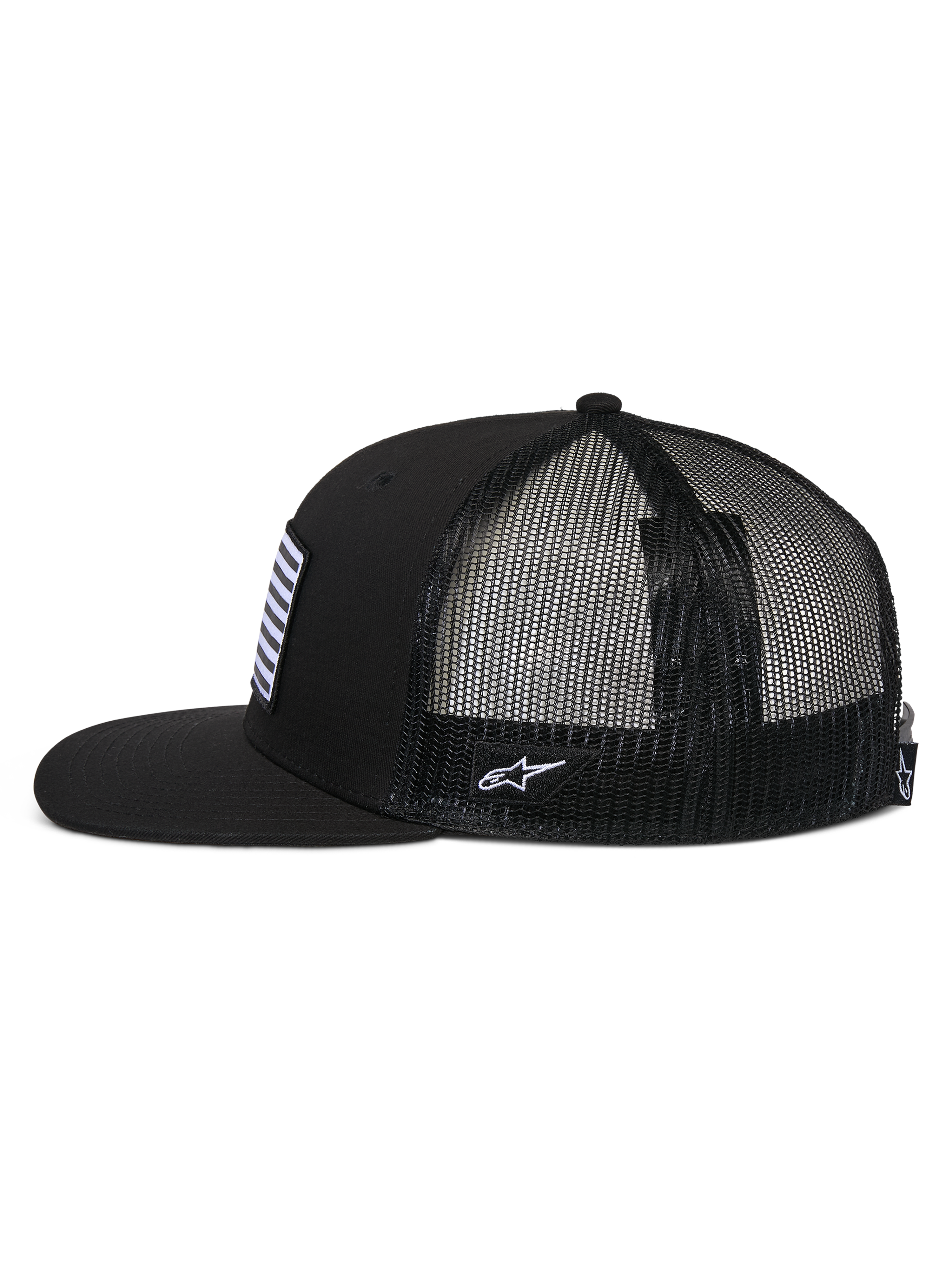 Casquette Trucker Alpinestars Flag Flat, profil latéral, noir, visière plate et couronne structurée, arrière en maille polyester respirante, patch drapeau à l'avant et broderie logo blanche sur le côté, couvre-chef décontracté inspiré du sport automobile
