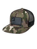 Alpinestars Flag Flat Trucker Hat, casquette trucker camouflage vert et noir avec visière plate, arrière en maille respirante, couronne structurée avec patch logo style drapeau noir, accessoire motorsport décontracté