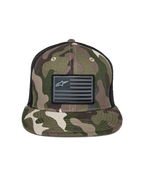 Casquette Trucker Alpinestars Flag Flat, camouflage vert et noir, visière plate avec couronne structurée, patch drapeau noir avec logo Alpinestars, arrière en maille, couvre-chef décontracté inspiré du sport automobile