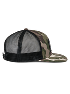 Casquette Trucker Alpinestars Flag Flat, camouflage vert et noir, vue de profil avec visière plate camouflage, avant structuré et arrière en maille noire respirante, fermeture snapback, couvre-chef décontracté motorsport