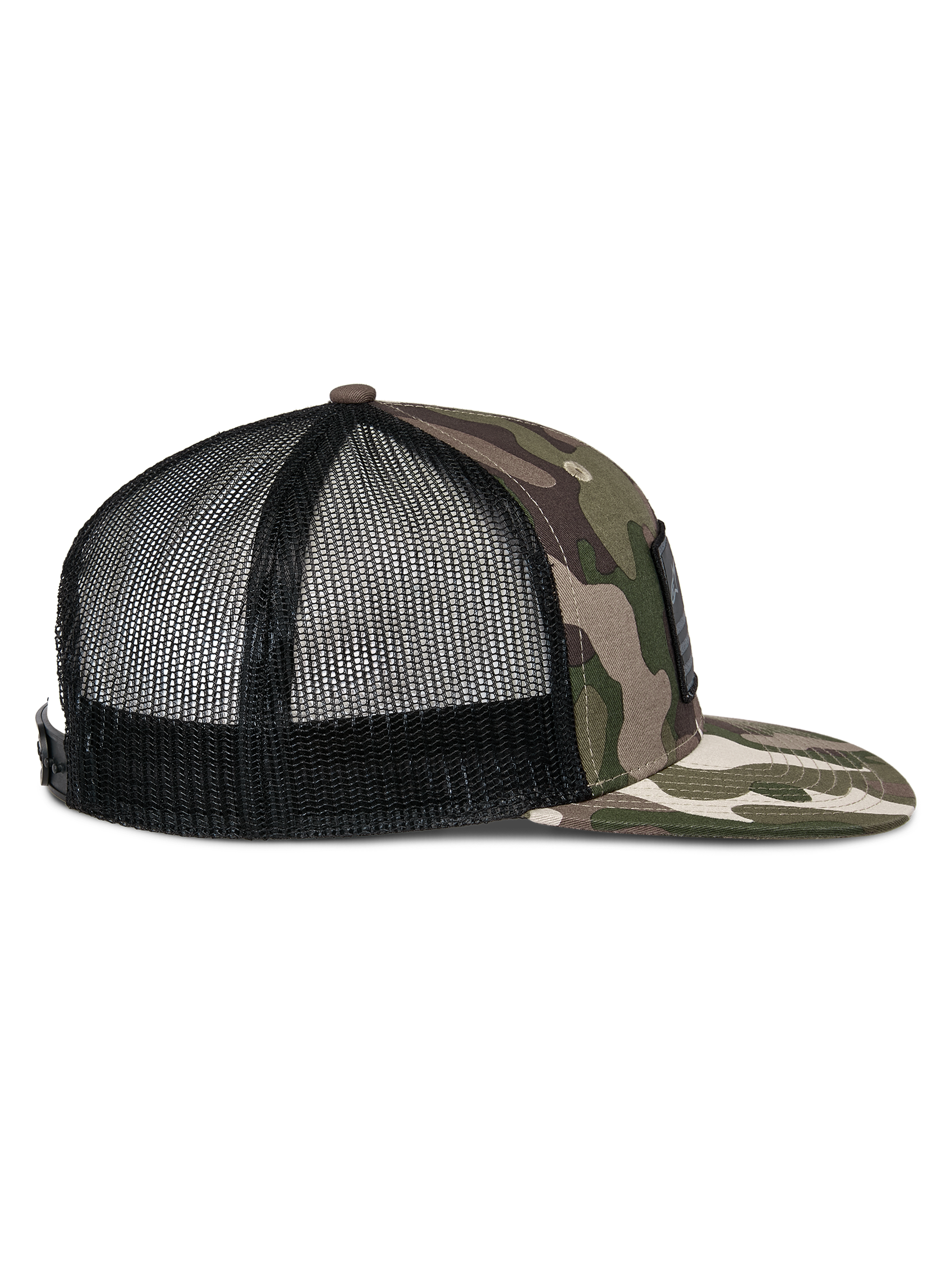 Casquette Trucker Alpinestars Flag Flat, camouflage vert et noir, vue de profil avec visière plate camouflage, avant structuré et arrière en maille noire respirante, fermeture snapback, couvre-chef décontracté motorsport
