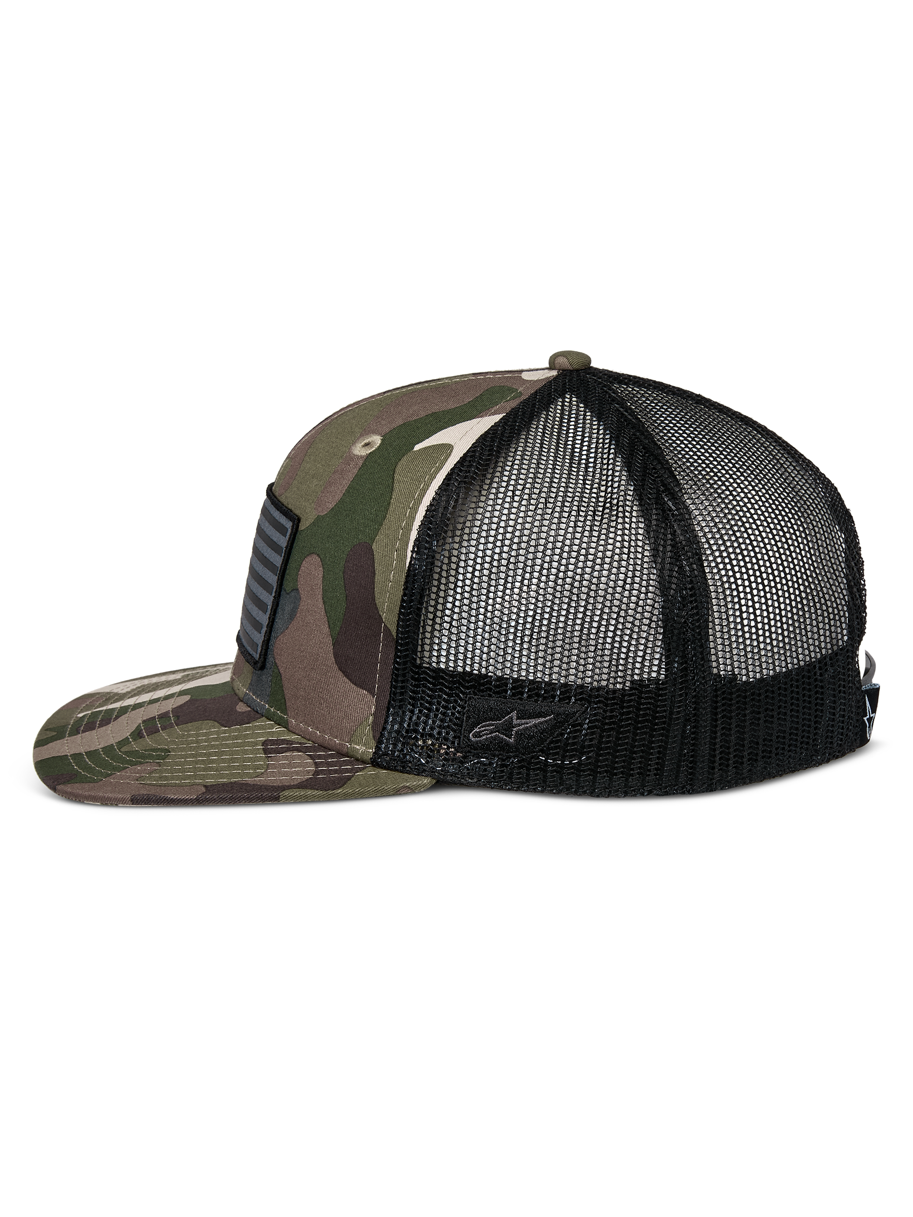 Casquette Trucker Alpinestars Flag Flat, camouflage vert et noir, visière plate et couronne structurée, avant en sergé camouflage avec arrière en maille noire, vue latérale montrant le patch drapeau merrow et le logo brodé, streetwear décontracté inspiré du sport automobile