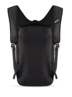 Sac à dos Alpinestars Defcon V3, noir, vue arrière montrant le panneau arrière rembourré et les bretelles en maille aérée respirante, petit logo Alpinestars blanc sur la bretelle, construction en polyester 600D durable pour un usage quotidien.