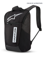 Sac à dos Alpinestars Defcon V3, sac à dos sportswear de 13,6 L pour le quotidien, noir et blanc, avec logo et marquage Astars imprimés, poche avant zippée et bretelles rembourrées.