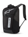 Sac à dos Alpinestars Defcon V3, sac à dos quotidien, noir et blanc, avec un grand logo Astar blanc et un lettrage Alpinestars vertical, poche avant zippée, bretelles rembourrées en maille aérée, polyester 600D durable, design décontracté inspiré du sport automobile