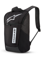 Sac à dos Alpinestars Defcon V3, sac à dos quotidien, noir et blanc, avec un grand logo Astar blanc et un lettrage Alpinestars vertical, poche avant zippée, bretelles rembourrées en maille aérée, polyester 600D durable, design décontracté inspiré du sport automobile