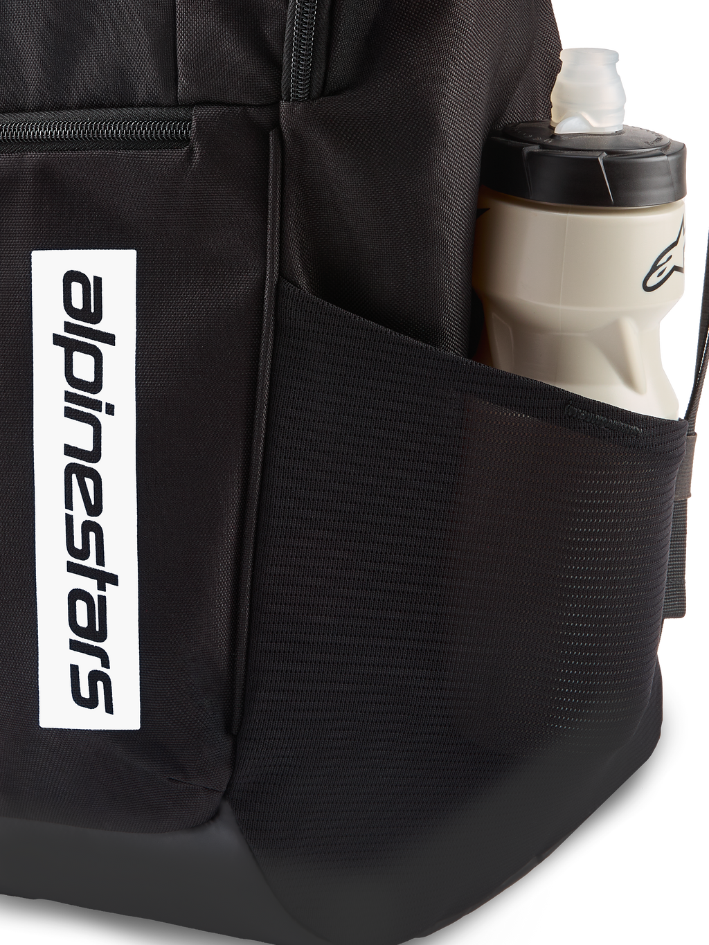 Sac à dos Alpinestars Defcon V3, sac à dos quotidien noir, gros plan sur la poche latérale en maille avec bouteille d'eau, logo vertical blanc sur le devant, matériau en polyester 600D durable