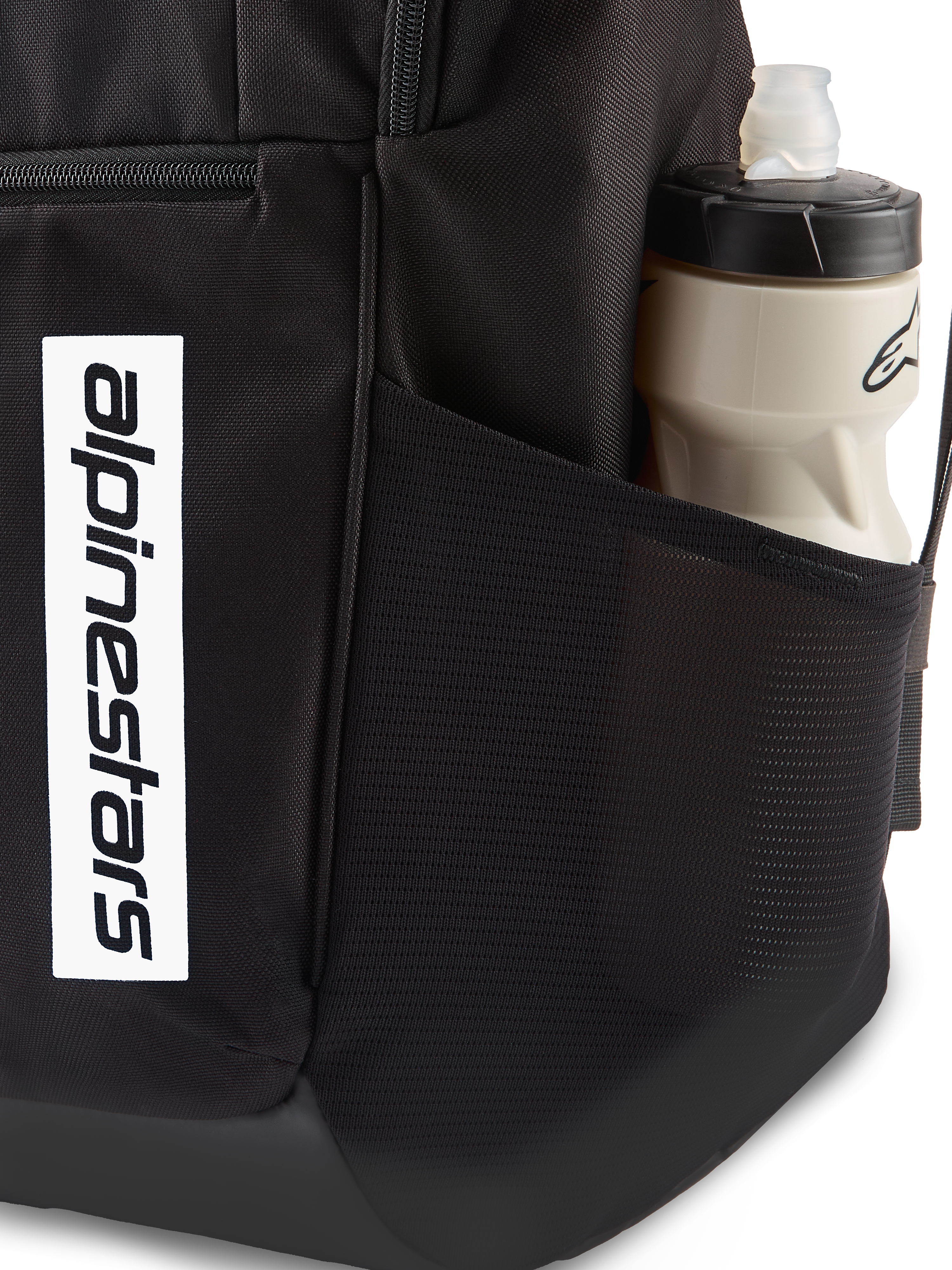 Sac à dos Alpinestars Defcon V3, sac à dos quotidien noir, gros plan sur la poche latérale en maille avec bouteille d'eau, logo vertical blanc sur le devant, matériau en polyester 600D durable