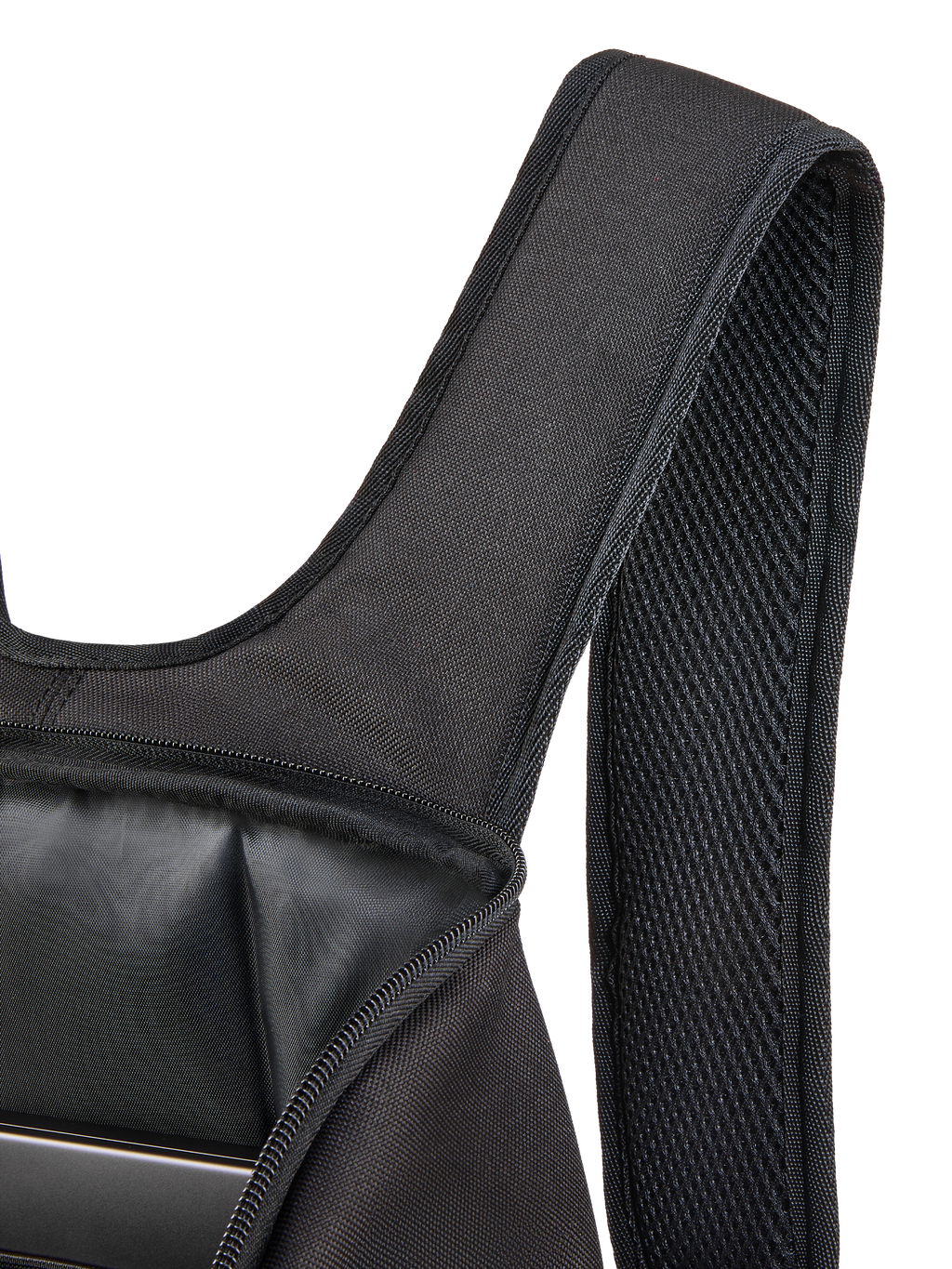 Sac à dos Alpinestars Defcon V3, gros plan sur la bretelle rembourrée en maille aérée et le compartiment principal ouvert, polyester 600D noir, montrant la housse interne pour ordinateur portable et la construction textile durable.