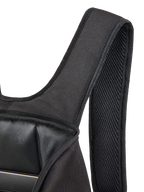 Sac à dos Alpinestars Defcon V3, gros plan sur la bretelle rembourrée en maille aérée et le compartiment principal ouvert, polyester 600D noir, montrant la housse interne pour ordinateur portable et la construction textile durable.