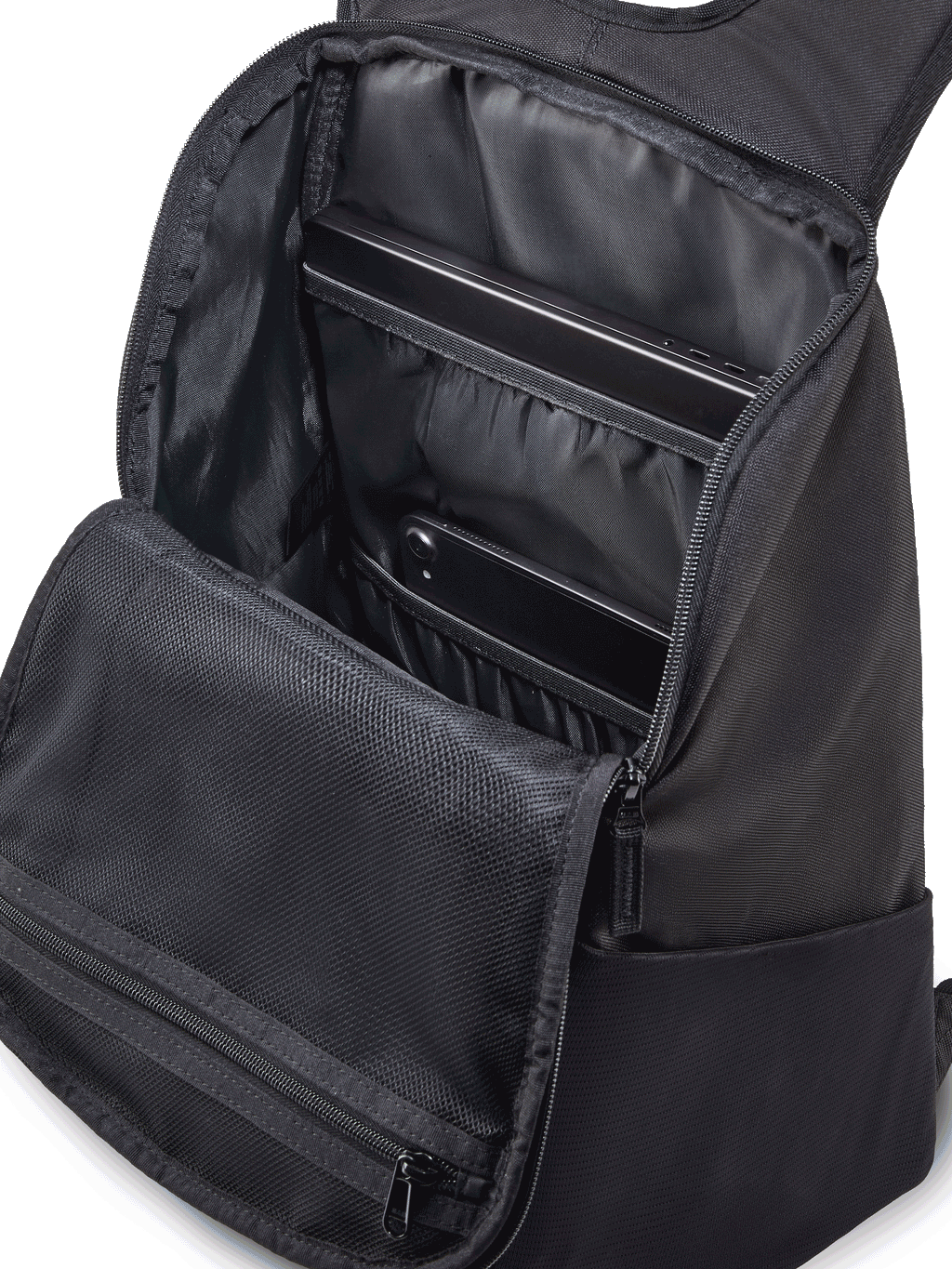Sac à dos Alpinestars Defcon V3, petit sac à dos quotidien noir et blanc, polyester 600D durable, avec poche avant zippée, poches en maille pour bouteille d'eau et logo Alpinestars imprimé.