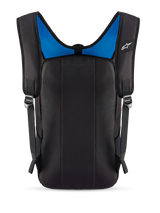 Sac à dos Alpinestars Defcon V3, vue arrière, noir avec maille bleue, doté d'un panneau arrière rembourré et de bretelles en maille aérée, petit logo Alpinestars blanc, sac résistant pour un usage quotidien