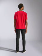 Alpinestars Frontal CSF Tee, t-shirt à manches courtes, rouge, vue de dos sur mannequin avec pantalon noir, vêtement de sport technique décontracté