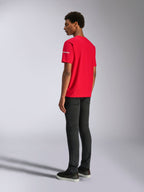 T-shirt Alpinestars Frontal CSF, t-shirt à manches courtes, rouge, vue de dos sur mannequin, avec logo blanc sur la manche, associé à un pantalon noir, vêtement streetwear décontracté haute performance