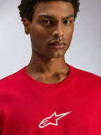 Alpinestars Frontal CSF Tee, t-shirt à manches courtes, rouge, logo Astars blanc sur la poitrine, gros plan d'un mannequin portant des vêtements de sport de performance durables évacuant l'humidité
