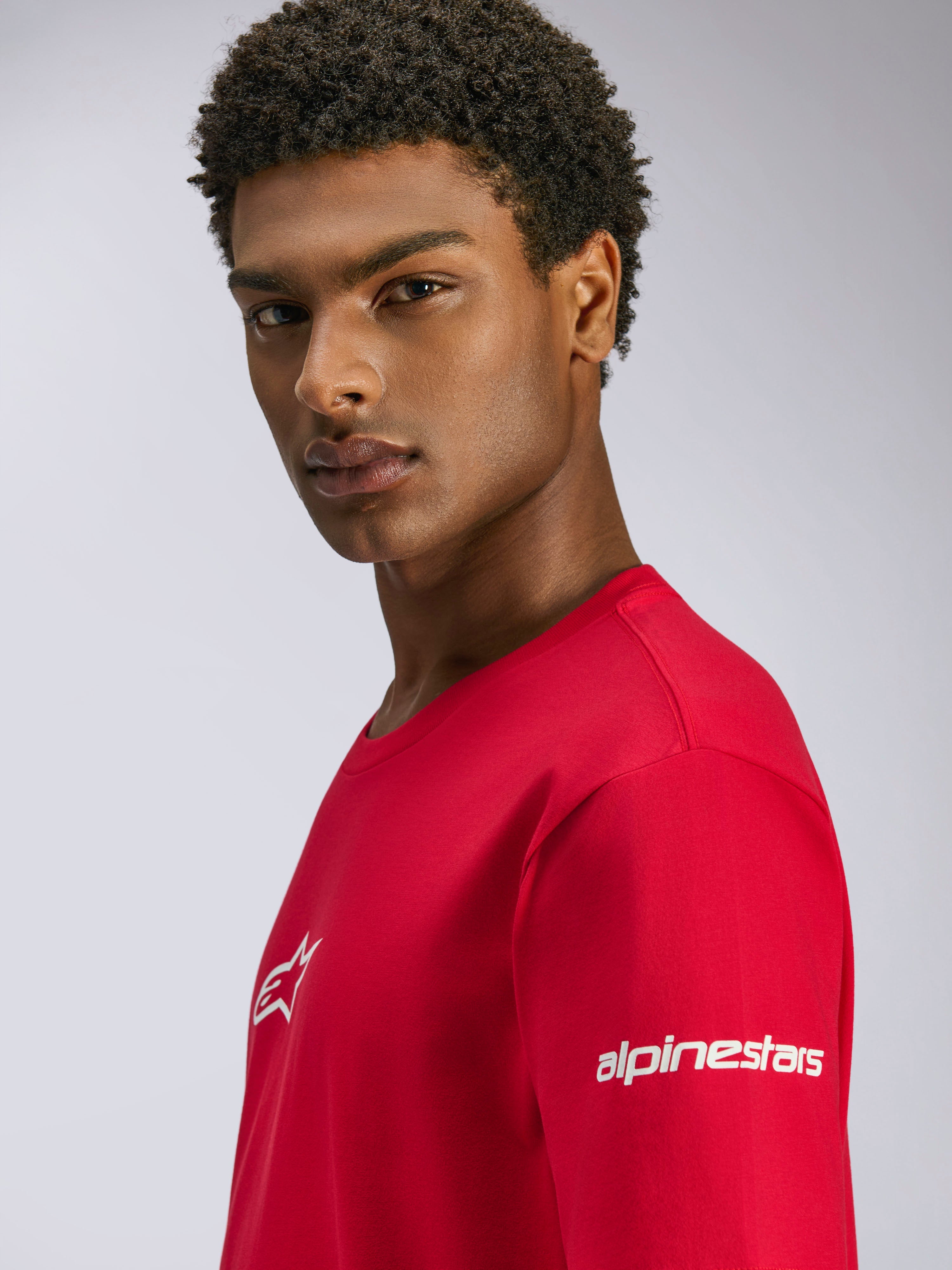 T-shirt Frontal CSF Alpinestars, t-shirt à manches courtes rouge, avec logos blancs sur la poitrine et la manche, porté par un mannequin, streetwear de performance décontracté pour le sport automobile