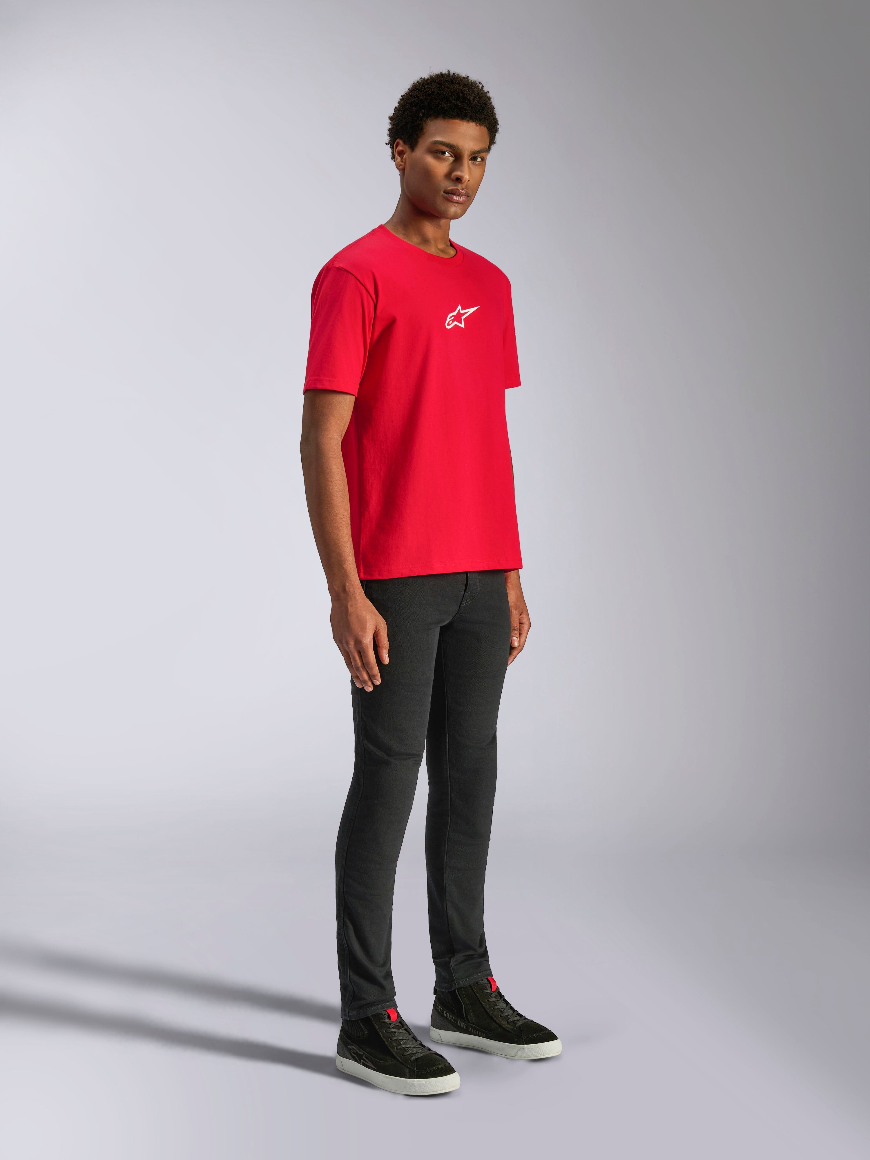 T-shirt Alpinestars Frontal CSF, t-shirt à manches courtes, rouge, logo étoile blanc sur la poitrine, porté par un mannequin avec pantalon noir et baskets noires, streetwear décontracté performance sport automobile