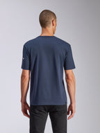 Alpinestars Frontal CSF Tee, t-shirt à manches courtes, bleu marine, vue de dos sur un mannequin portant un pantalon noir, vêtement de sport performant et décontracté