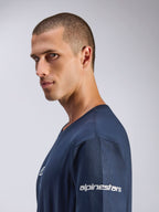Alpinestars Frontal CSF Tee, t-shirt à manches courtes, bleu marine, vue de profil d'un mannequin homme, logo Alpinestars blanc sur la manche, tissu performant évacuant l'humidité, style motorsport décontracté