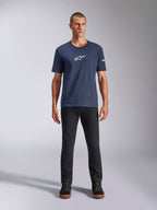 Alpinestars Frontal CSF Tee, t-shirt à manches courtes, bleu marine, logo étoile Alpinestars blanc sur la poitrine, porté avec un pantalon noir et des baskets, sportswear de performance décontracté