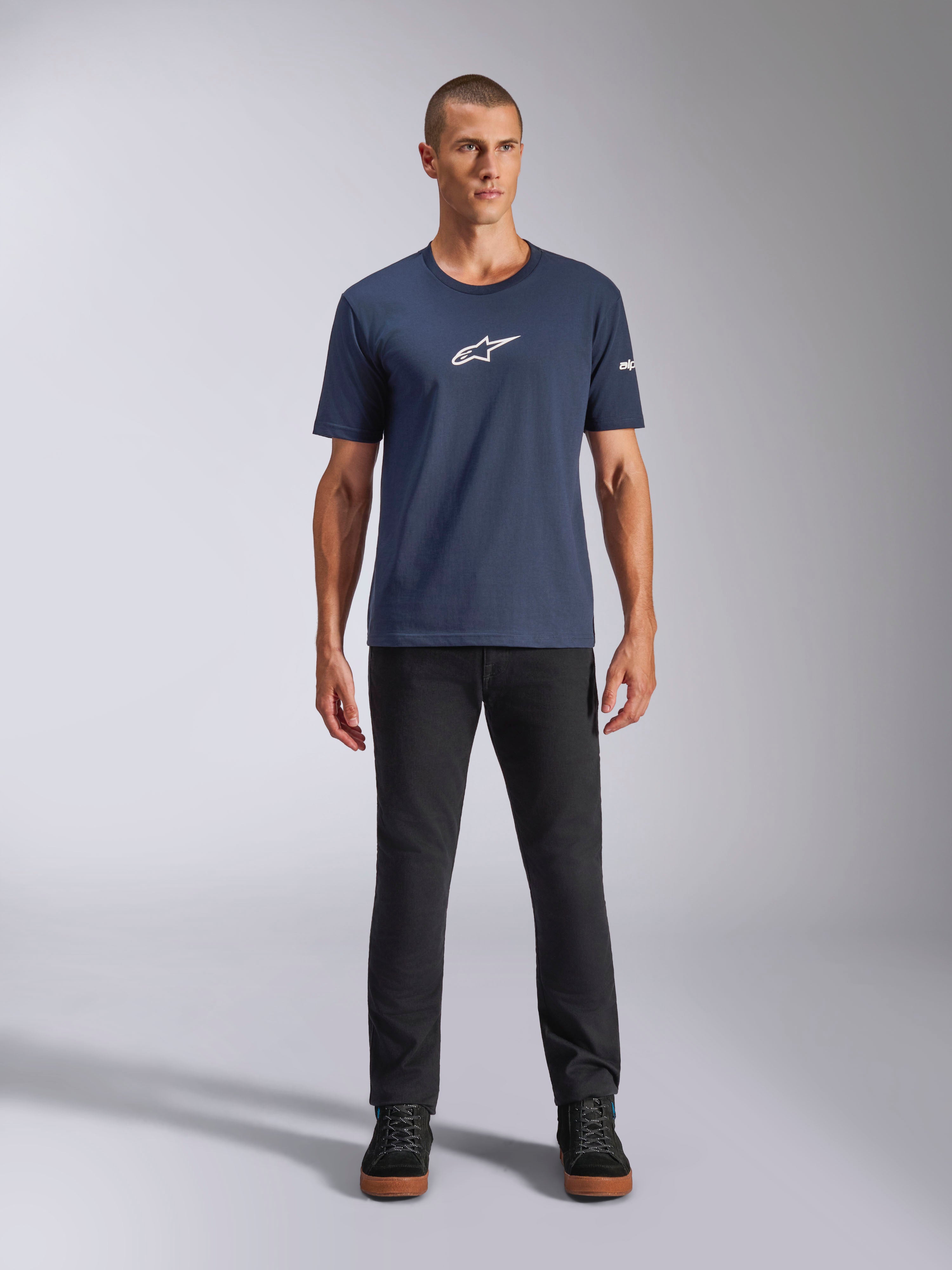 Alpinestars Frontal CSF Tee, t-shirt à manches courtes, bleu marine, logo étoile Alpinestars blanc sur la poitrine, porté avec un pantalon noir et des baskets, sportswear de performance décontracté