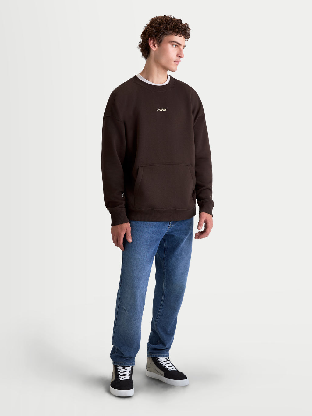 Alpinestars Guise Oversize Sweat, pull sportswear pour homme, marron, coupe décontractée avec poche kangourou et logo Astars brodé sur la poitrine, vue sur mannequin