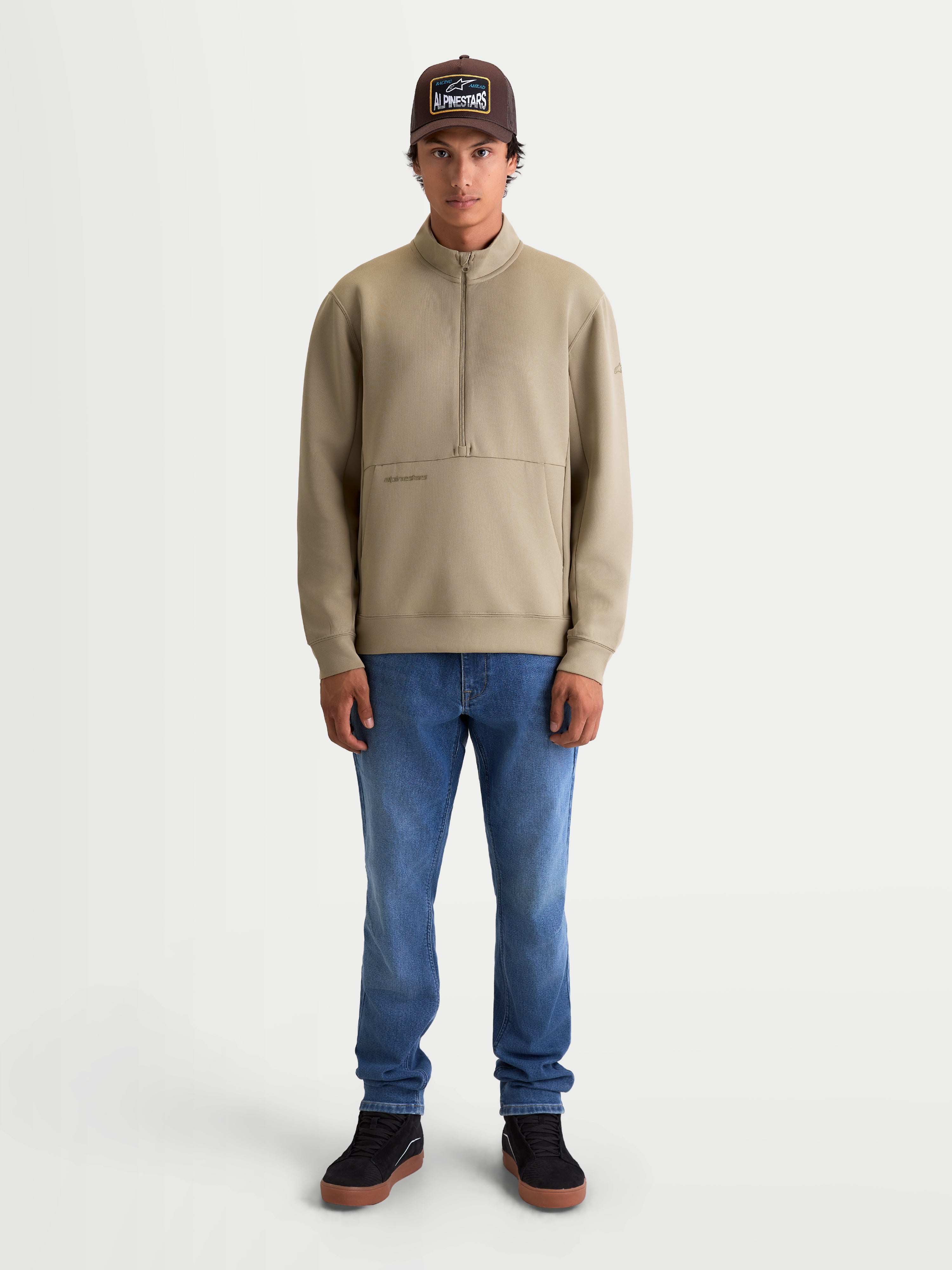 Alpinestars Sweatshirt Demi-Zip Apera, pull de sportswear pour homme, beige putty, vêtement décontracté avec col montant zippé et poche kangourou, style inspiré du sport automobile.