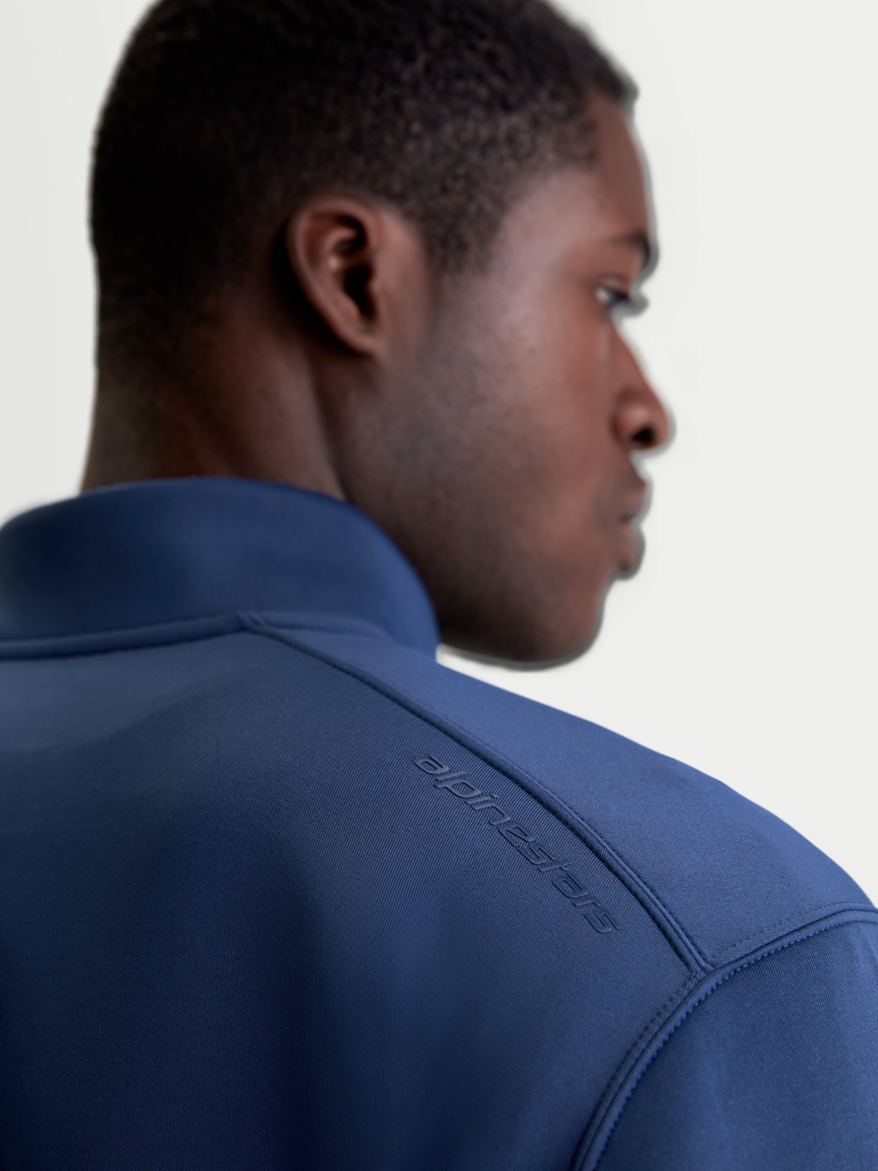 Alpinestars Sweat Apera Half-Zip, pull de sportswear pour homme, bleu acier, vue arrière rapprochée montrant le logo Alpinestars HD ton sur ton sur l'épaule et le tissu en polaire premium.