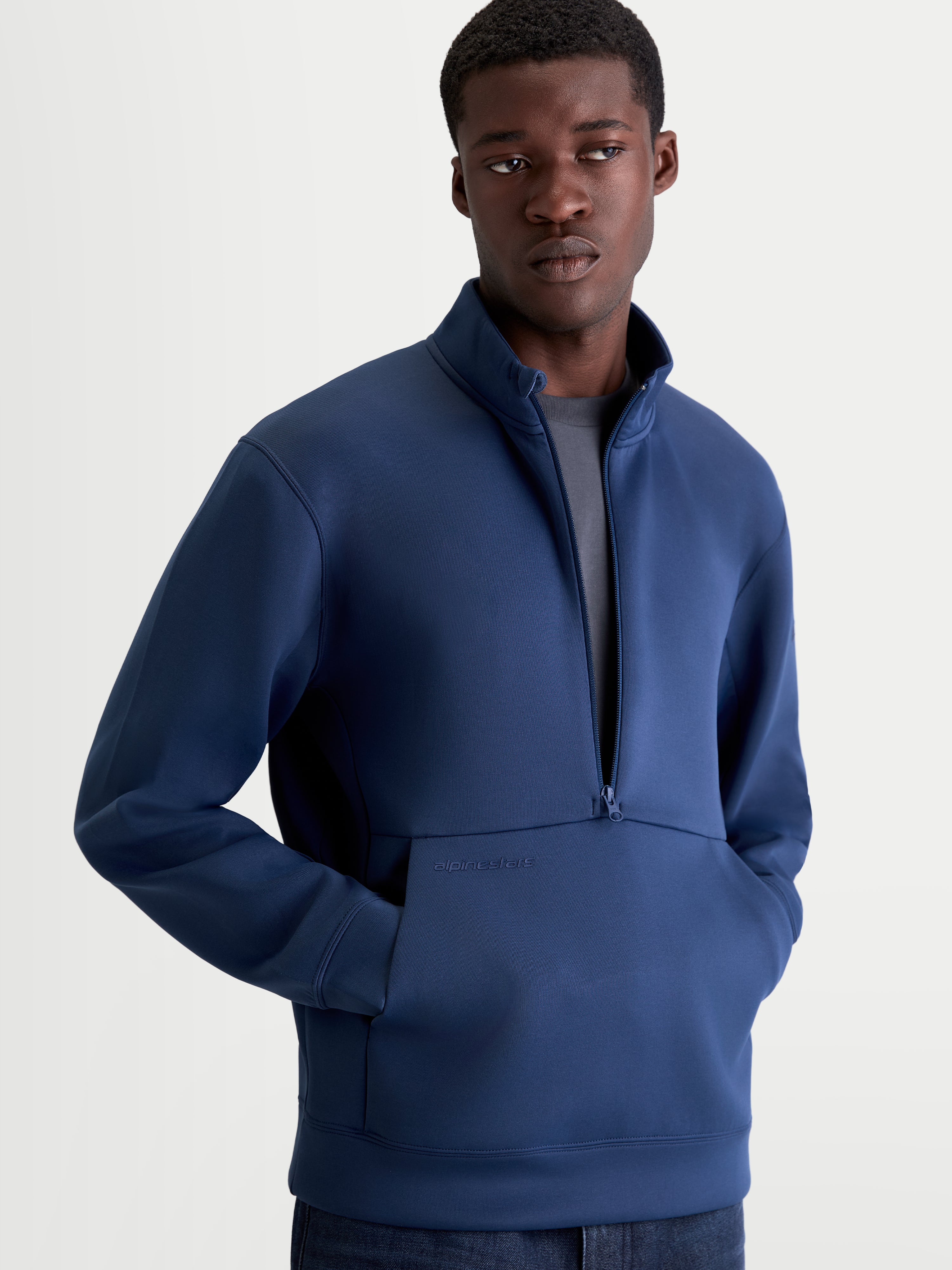 Alpinestars Sweat Apera Half-Zip, sweatshirt sportswear pour homme en bleu acier, doté d'une fermeture demi-zippée et d'une poche kangourou avec marquage ton sur ton, pull en polaire pour un look décontracté.