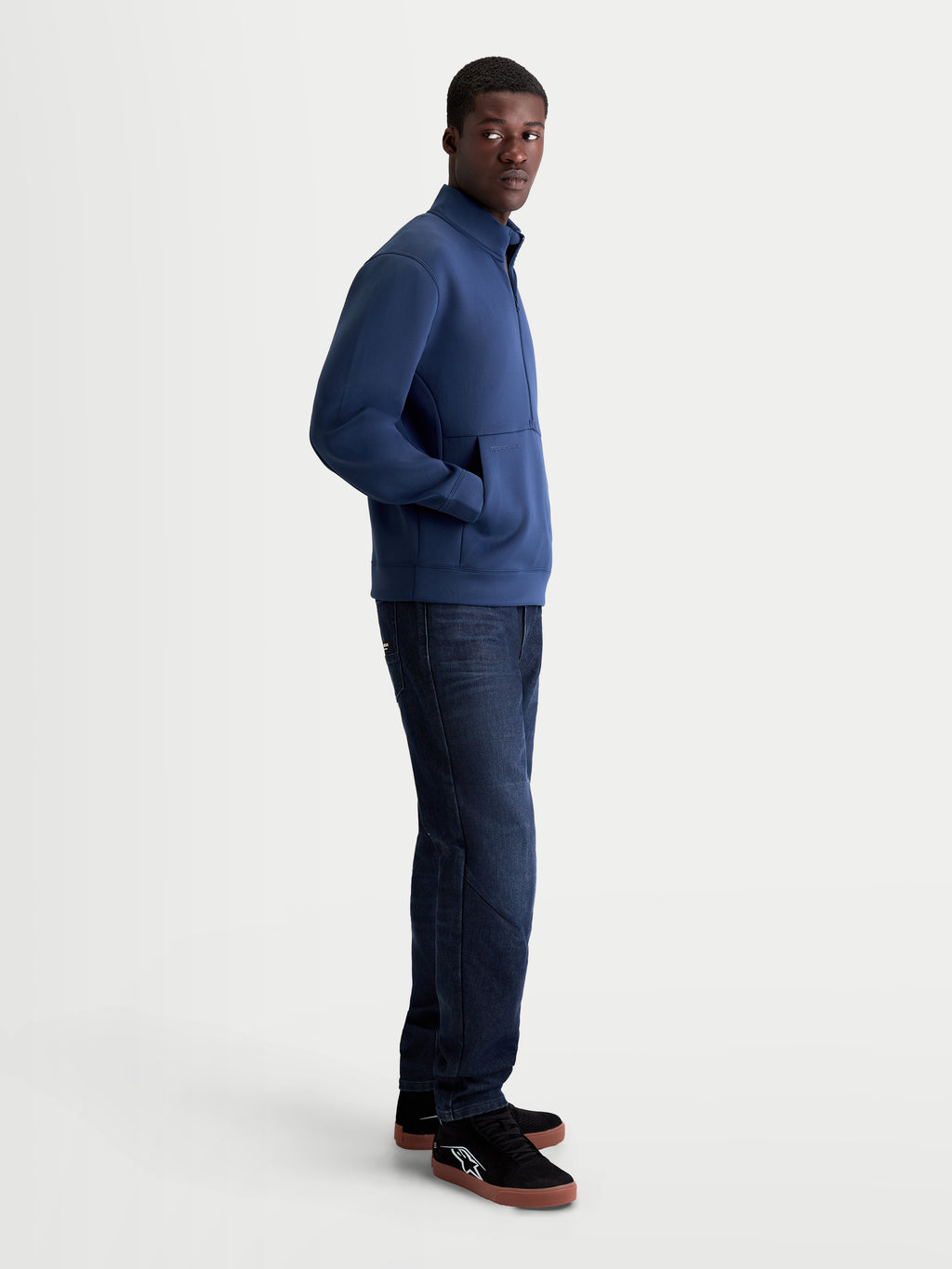Alpinestars Sweat Apera Half-Zip, sweatshirt de sportswear pour homme, bleu acier, vue de profil, polaire tri-mélange avec fermeture demi-zippée, poche kangourou et logos HD ton sur ton.