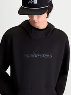 Alpinestars Datrix Hoodie, sweat à capuche sportswear pour homme, noir, polaire double face tri-mélange avec logo Alpinestars HD ton sur ton sur la poitrine, capuche doublée en mesh et poche avec détail de pli, vue de face sur modèle.