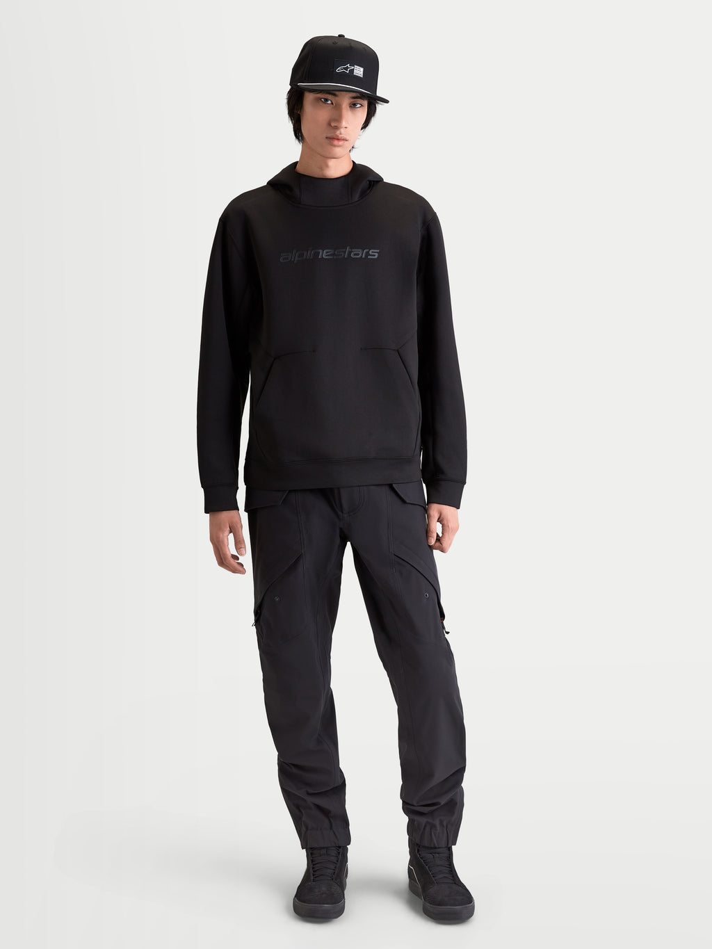 Alpinestars sweat à capuche Datrix, pull sportswear pour homme, noir, avec marquage HD ton sur ton et capuche doublée en mesh, style décontracté inspiré du sport automobile porté par un modèle