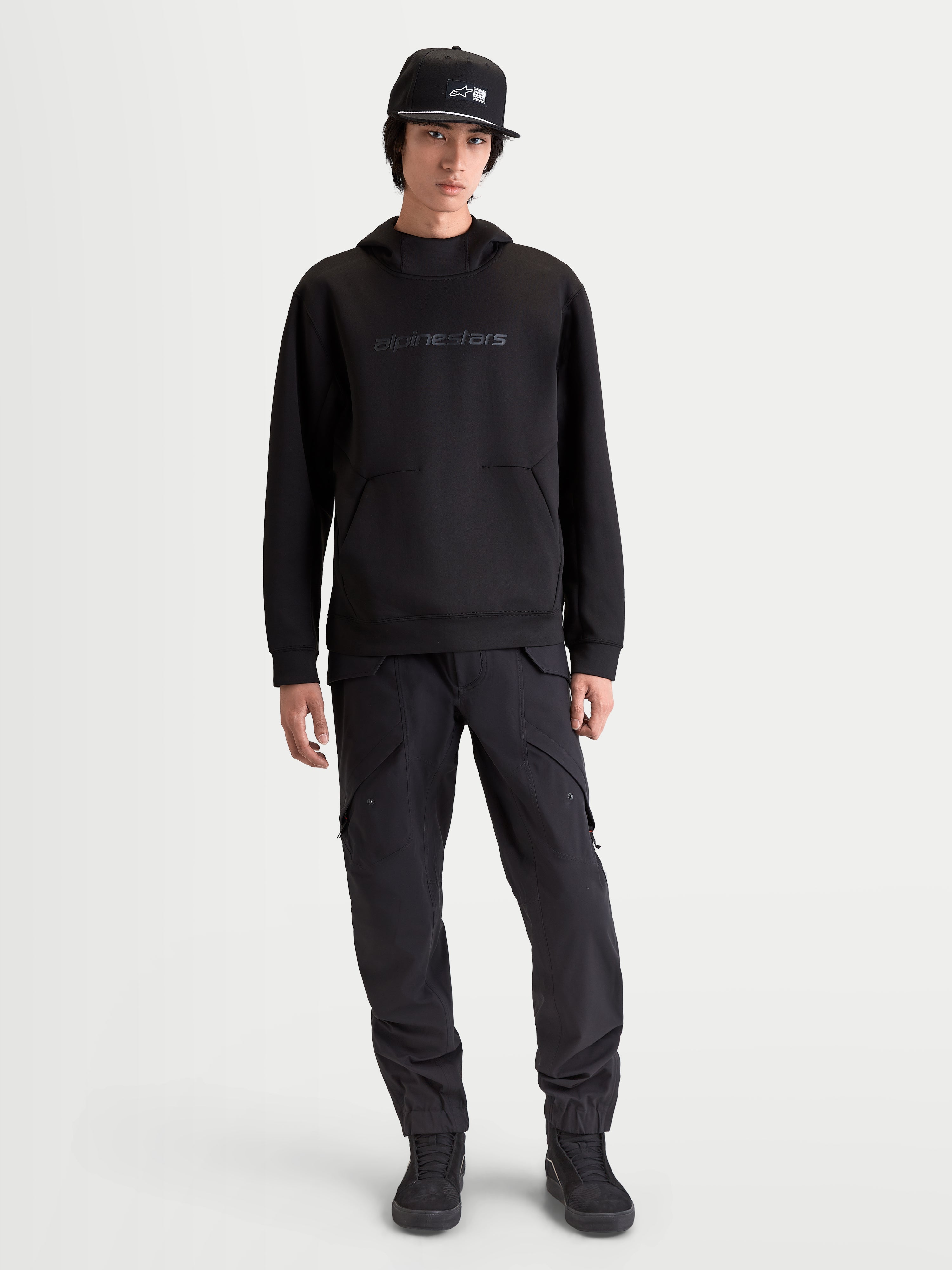Alpinestars sweat à capuche Datrix, pull sportswear pour homme, noir, avec marquage HD ton sur ton et capuche doublée en mesh, style décontracté inspiré du sport automobile porté par un modèle