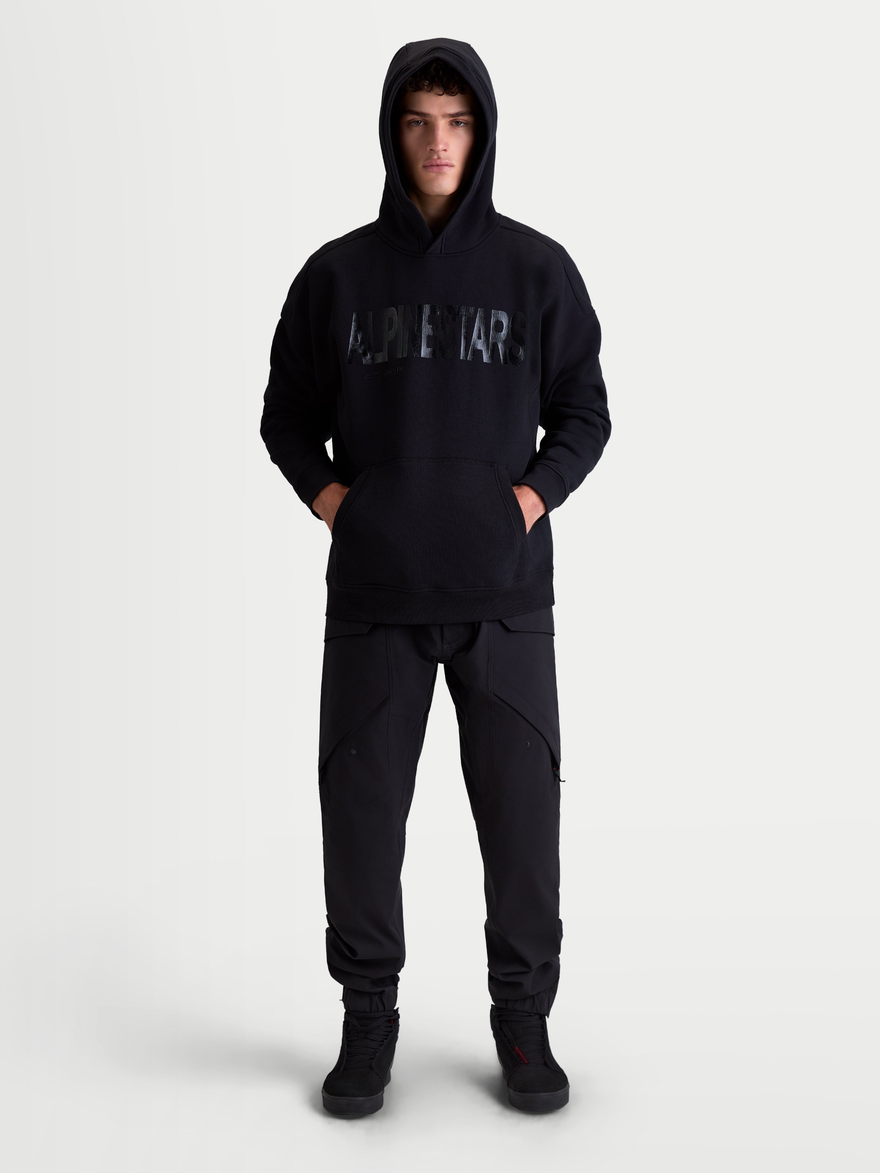 Alpinestars Sweat À Capuche Shaw Oversized, sweat à capuche sportswear pour homme, noir, logo texturé sur le devant, poche kangourou et capuche doublée, construction en polaire premium, coupe ample et décontractée