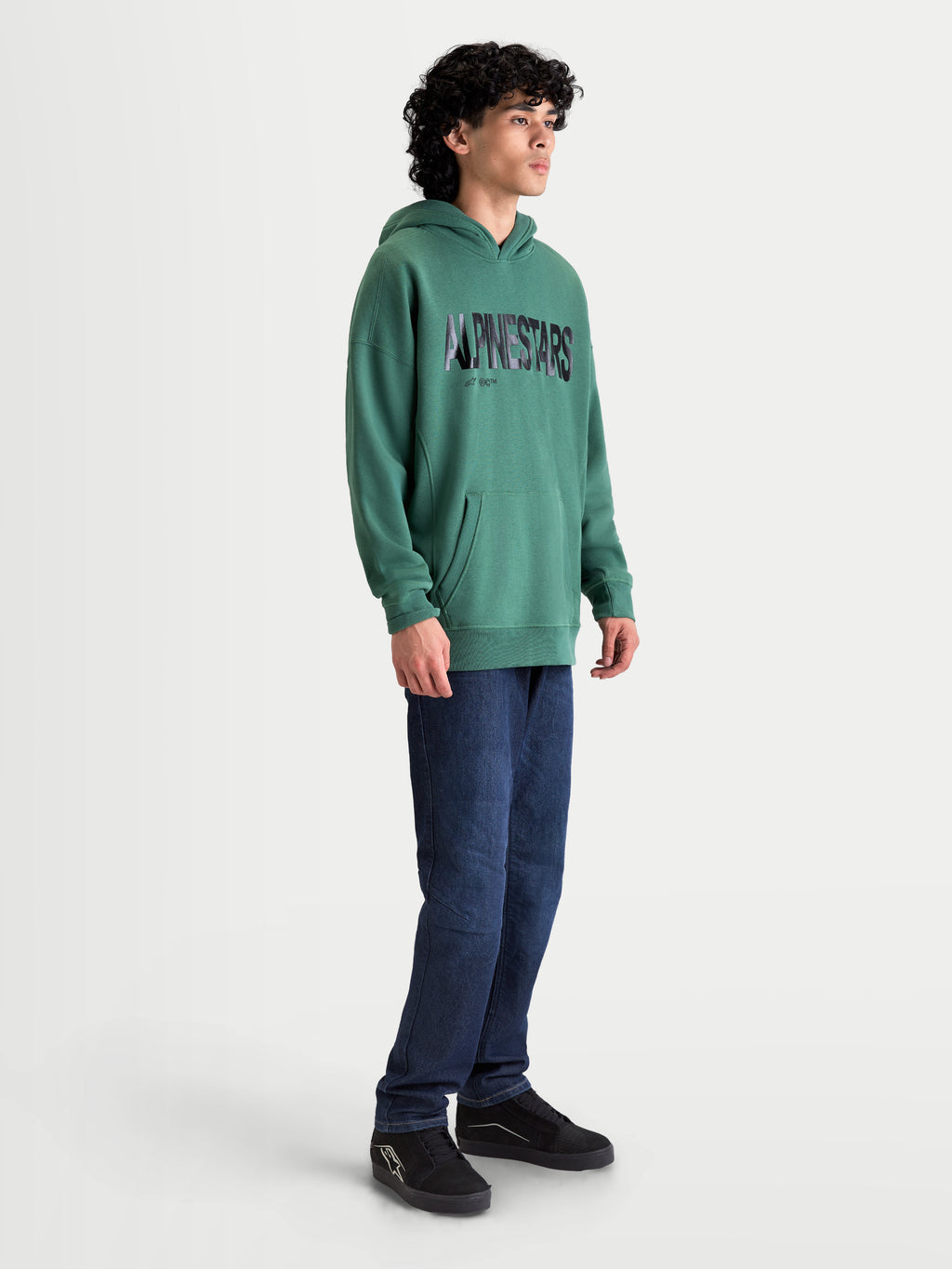 Alpinestars sweat à capuche Shaw Oversized, hoodie sportswear pour homme, vert, coupe ample décontractée avec logo texturé, poche kangourou, polaire en coton et polyester recyclé, présenté sur mannequin