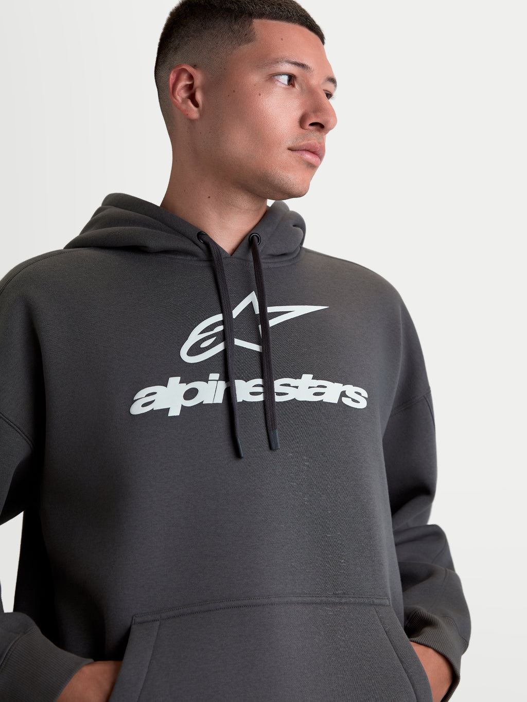 Alpinestars Prelude Oversized Hoodie, sweat à capuche de sportswear pour homme, gris anthracite avec logo blanc en relief, coupe oversize décontractée en polaire, poche kangourou et capuche à cordon