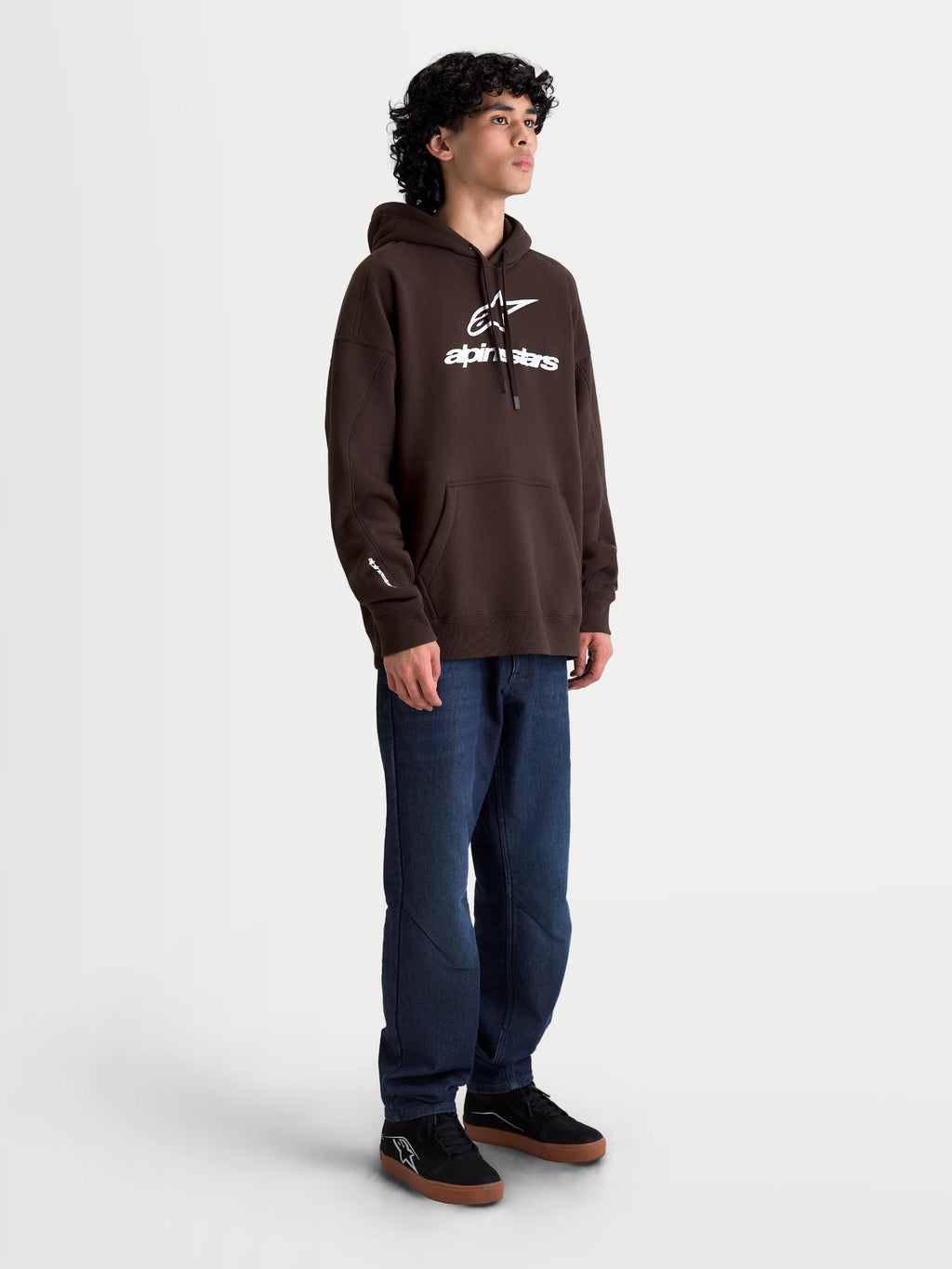 Alpinestars sweat à capuche Prelude Oversized, sweat à capuche sportswear pour homme et femme, marron et blanc, coupe décontractée avec logos blancs en relief, poche kangourou et construction en polaire.