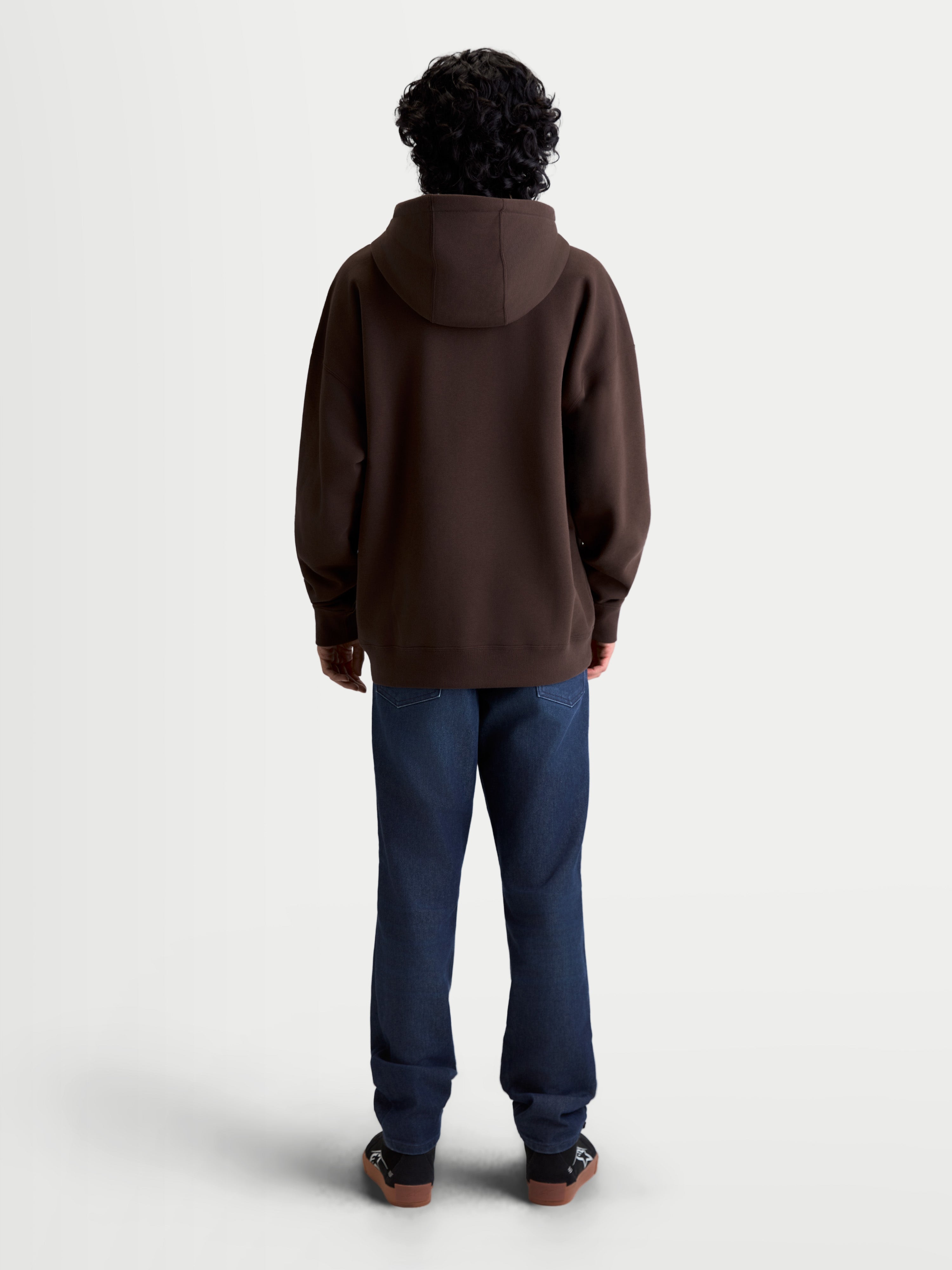 Alpinestars sweat à capuche Prelude Oversized, pull en polaire marron, vue de dos sur un modèle, silhouette décontractée, coupe oversize, capuche et ourlet côtelé pour un style sportswear décontracté.