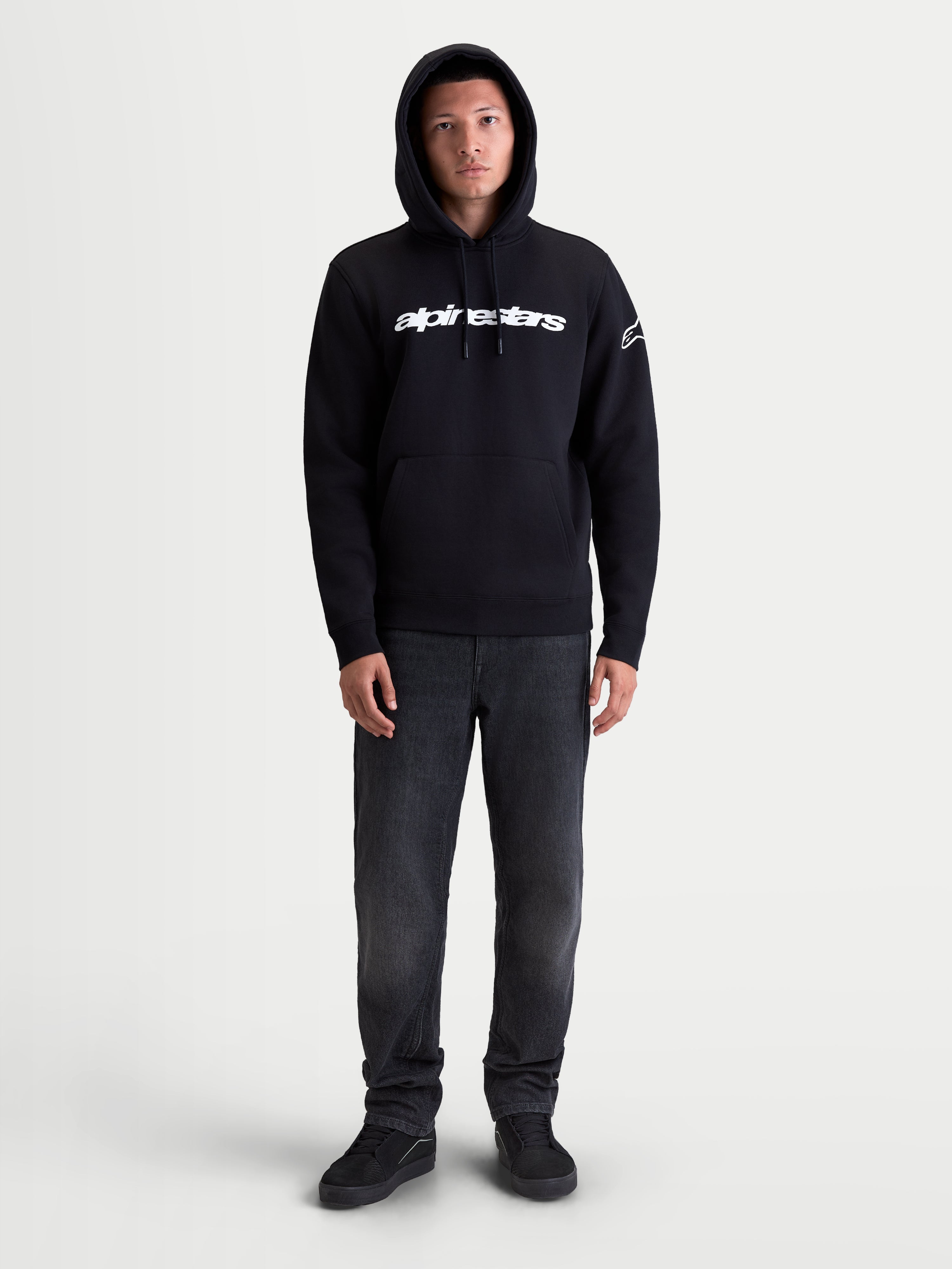 Alpinestars sweat à capuche Race Wordmark, pull sportswear décontracté en polaire pour homme et femme, noir et blanc, avec logo Race Linear sur la poitrine et logo Ageless sur la manche, construction en coton mélangé avec poche kangourou et capuche ajustable.