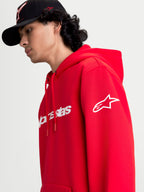 Alpinestars sweat à capuche Race Wordmark, pull en polaire de sportswear rouge et blanc, vue sur modèle présentant le logo Alpinestars Ageless blanc sur la manche et le marquage Race Linear à l'avant, design décontracté inspiré du sport automobile.